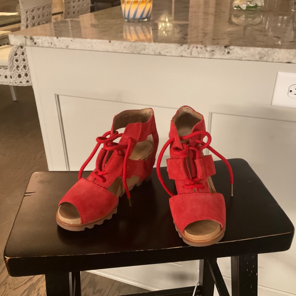 Sorel Women’s suede wedges size 7 - Picture 2 of 3